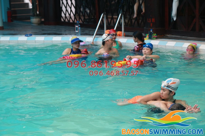 Lớp học bơi ở bể bơi khách sạn Bảo Sơn của Baosonswimming 02
