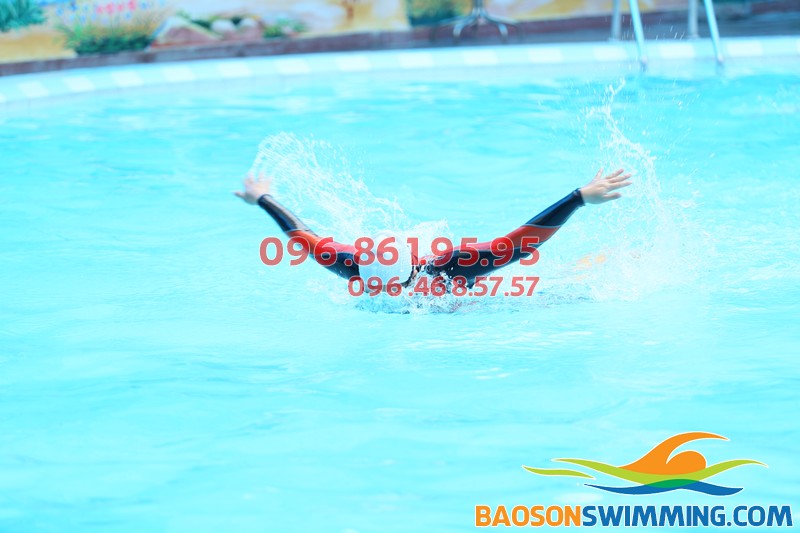 Huấn luyện viên tại Bảo Sơn Swimming bơi mẫu cho học viên quan sát