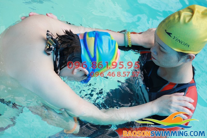 HLV Bảo Sơn Swimming hướng dẫn học viên lớp cấp tốc bằng phương pháp chuyên biệt đảm bảo hiệu quả