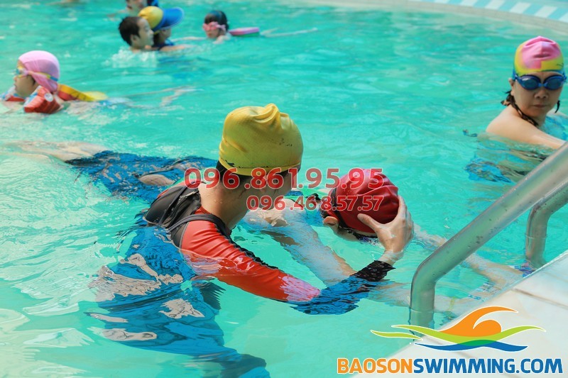 HLV Bảo Sơn Swimming hướng dẫn học viên kỹ thuật bơi sải