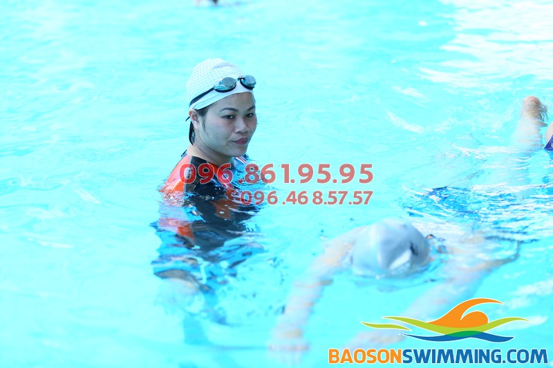 Dạy bơi kèm riêng tại các lớp học bơi cấp tốc