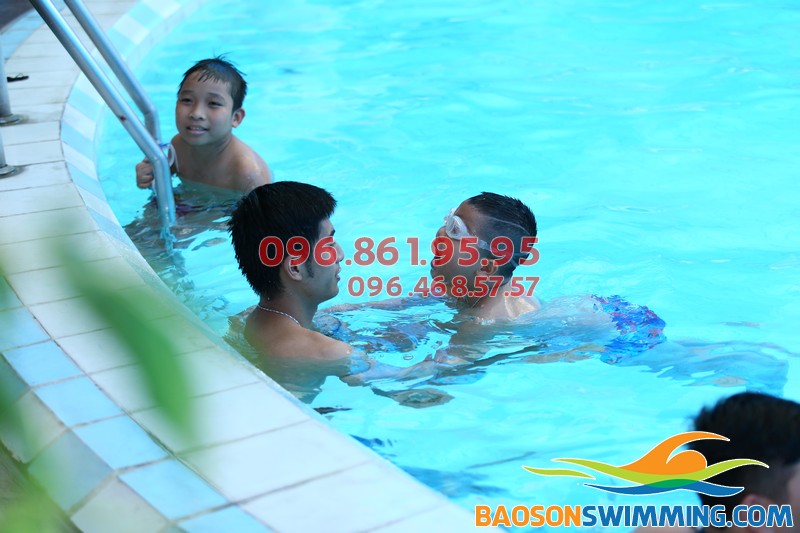 Bé học bơi kèm riêng chất lượng tại Bảo Sơn Swimming