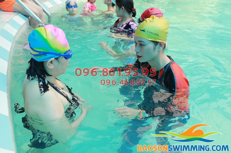 Lớp học bơi khách sạn Bảo Sơn kèm riêng dành cho người trung niên tại Hà Nội