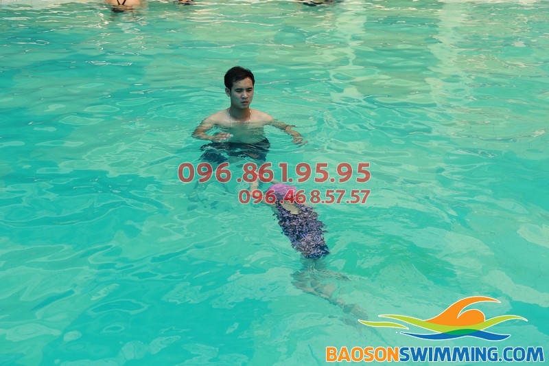 Học bơi ếch cấp tốc với lớp dạy bơi ở bể bơi khách sạn Bảo Sơn của Baosonswimming 02