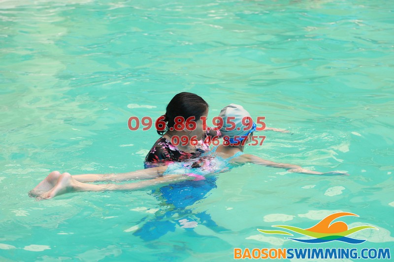 Phòng chống đuối nước cho trẻ với lớp học bơi tại bể bơi Bảo Sơn
