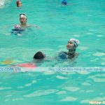 Dạy học bơi cho trẻ em tại bể bơi khách sạn Bảo Sơn