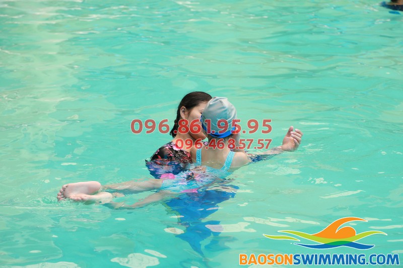 Lớp học bơi kèm riêng cho bé gái tại Bảo Sơn Swimming