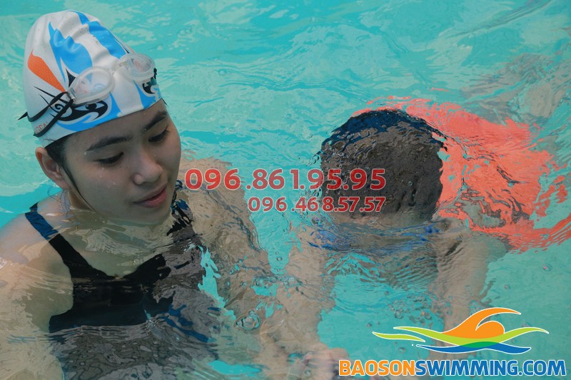 “Choáng váng” trước cách dạy học bơi cho trẻ em thần tốc của Bảo Sơn Swimming