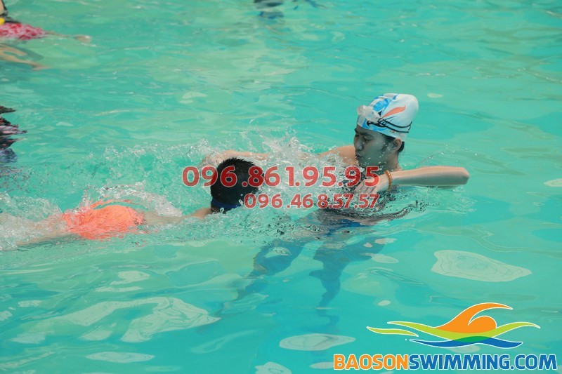 Khám phá tuyệt chiêu dạy học bơi không sợ nước của Bảo Sơn Swimming