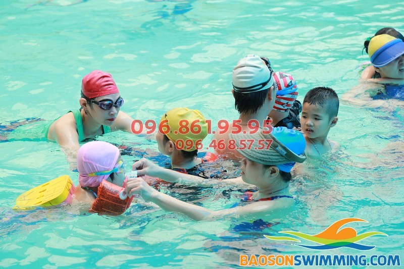 Dạy học bơi kèm riêng với HLV nữ tại bể bơi Bảo Sơn