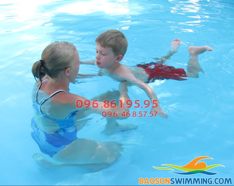 Cho trẻ học bơi sớm và những lợi ích không ngờ