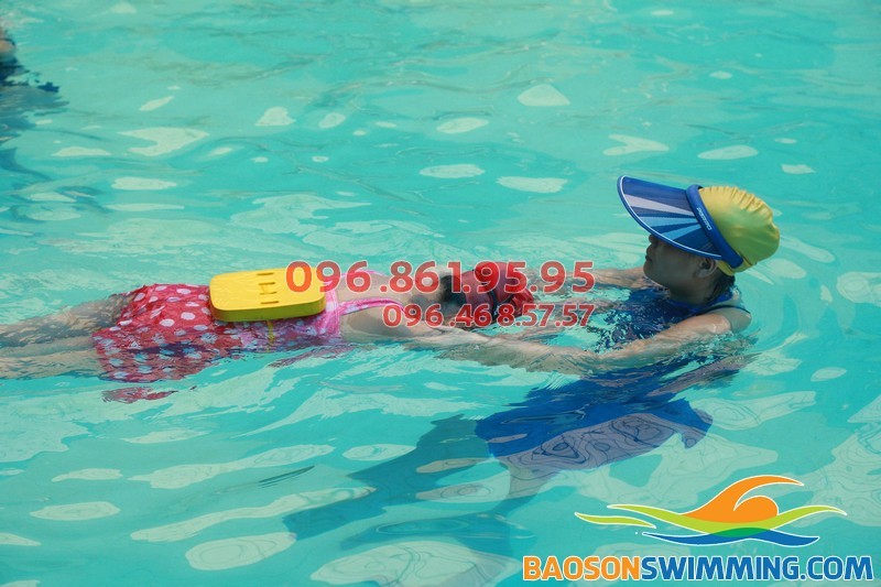 Dạy học bơi cho học sinh tiểu học tại bể bơi Bảo Sơn