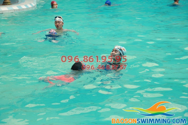 5 lợi ích khi cho trẻ học bơi tại bể bơi bốn mùa khách sạn Bảo Sơn