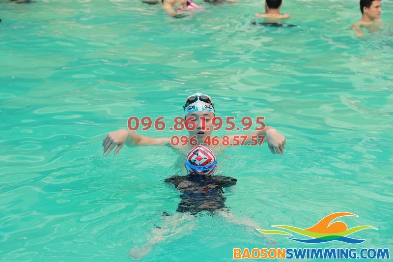 Lợi ích khi cho trẻ tham gia học bơi ếch ở bể bơi Bảo Sơn