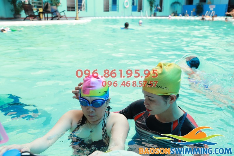 Lớp học bơi cho người cao tuổi tại bể bơi bốn mùa khách sạn Bảo Sơn