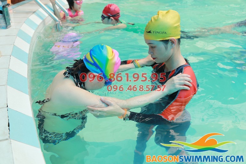 Lớp học bơi cho người cao tuổi tại bể bơi bốn mùa khách sạn Bảo Sơn