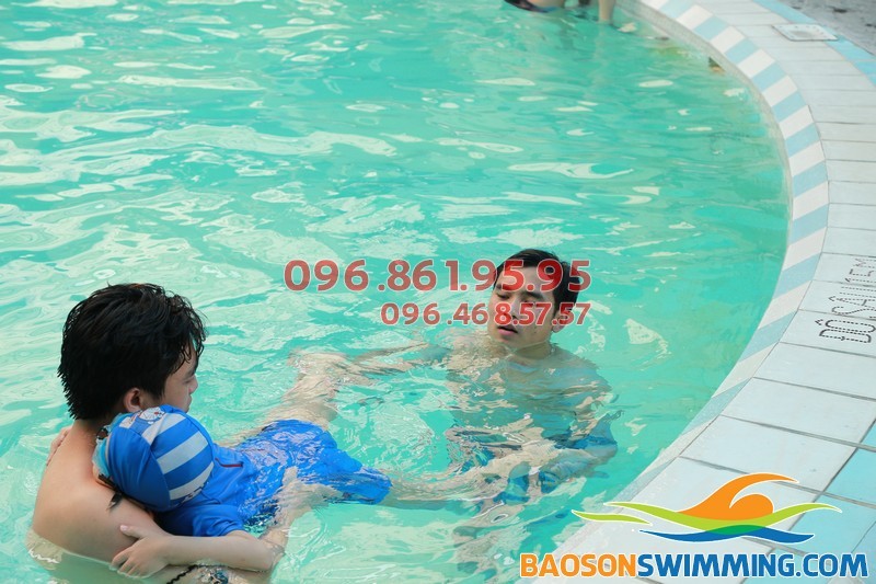 Học bơi bể Bảo sơn - Nên chọn lớp học bơi nào cho trẻ?!