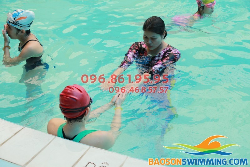 Học bơi cùng HLV nữ tại bể bơi Bảo Sơn