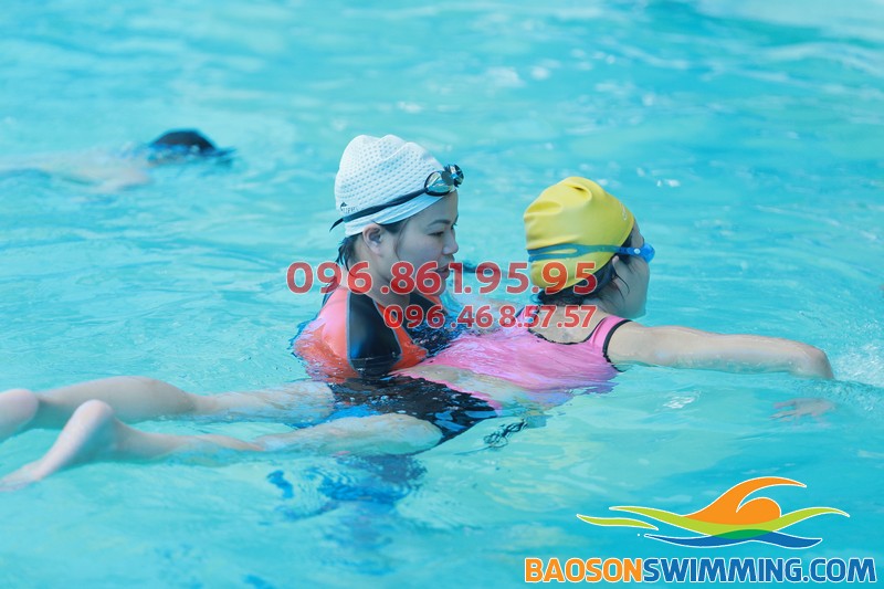 Cận cảnh hướng dẫn bơi ếch tại bể bơi Bảo Sơn 50 Nguyễn Chí Thanh Hà Nội