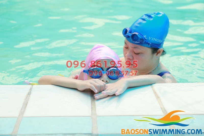 Dạy bơi cho bé tại bể bơi Bảo Sơn Hà Nội