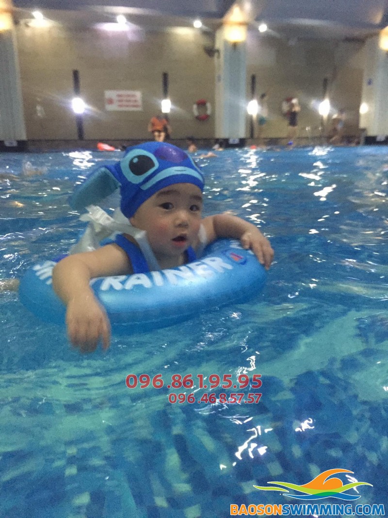 Dạy bơi cho trẻ sơ sinh: Nên hay không?!