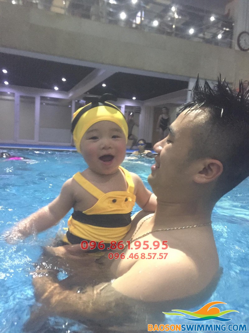 Dạy bơi cho trẻ sơ sinh: Nên hay không?!
