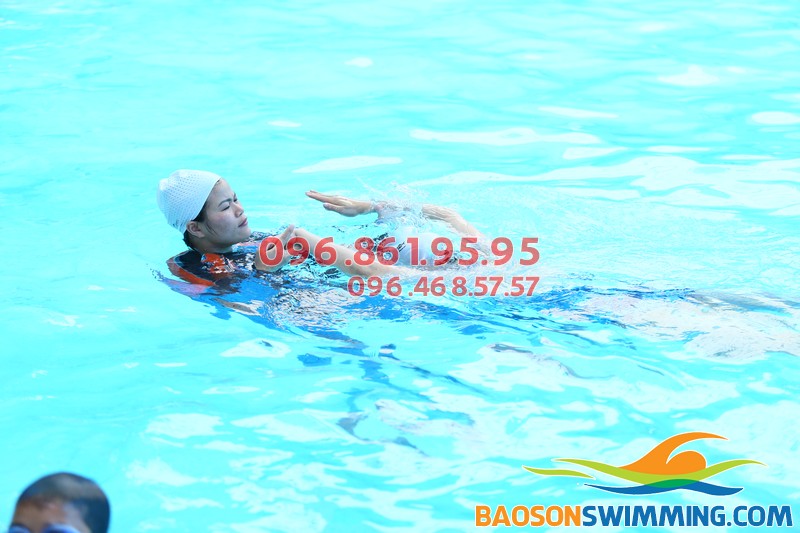 Dạy bơi người lớn bể Bảo Sơn: Bí quyết để dạy bơi thành công