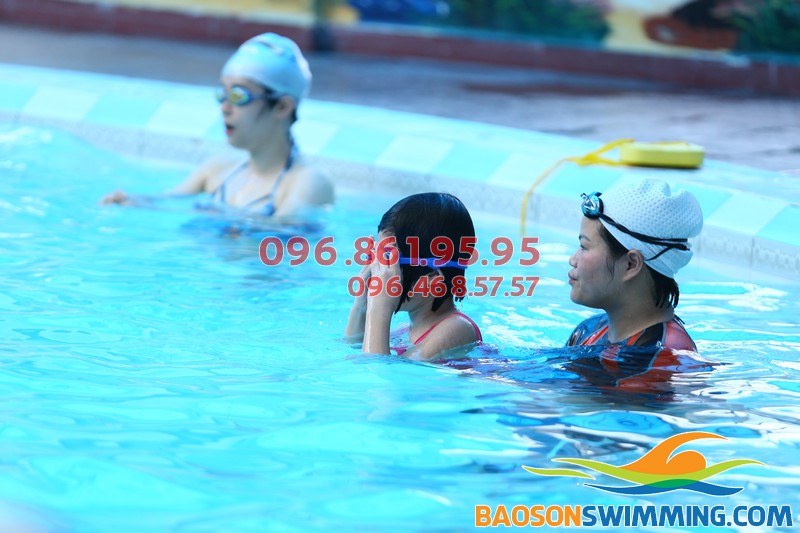 Nhận dạy bơi buổi tối cho mọi đối tượng học viên tại bể bơi Bảo Sơn