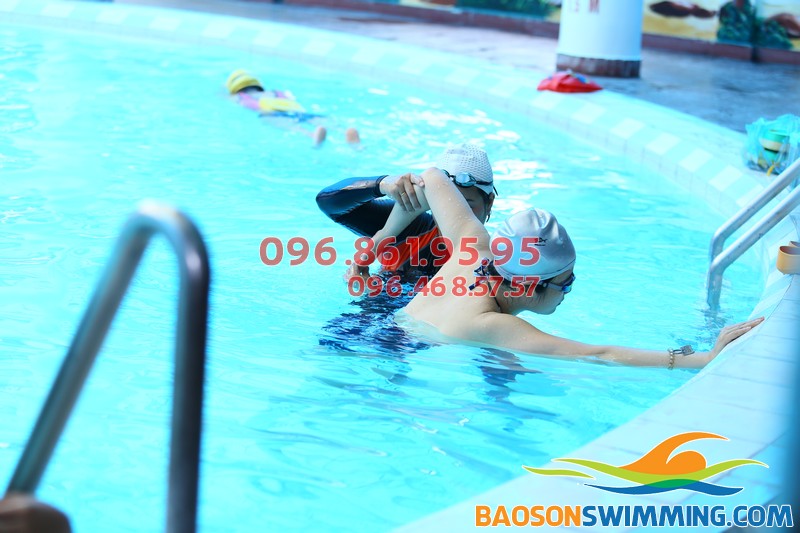 Nhận dạy bơi buổi tối cho mọi đối tượng học viên tại bể bơi Bảo Sơn