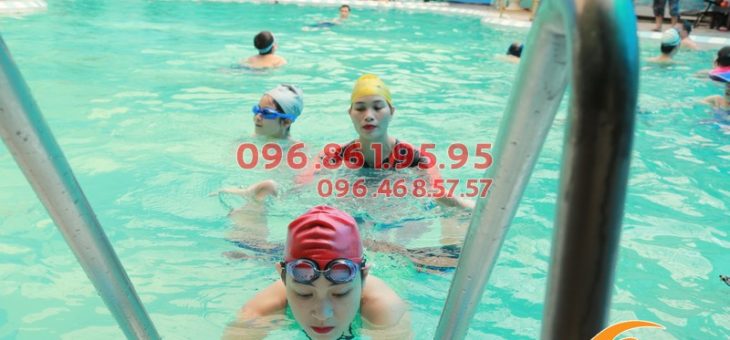 Học bơi với giáo viên nữ tại bể bơi bốn mùa giá rẻ, hiệu quả cao