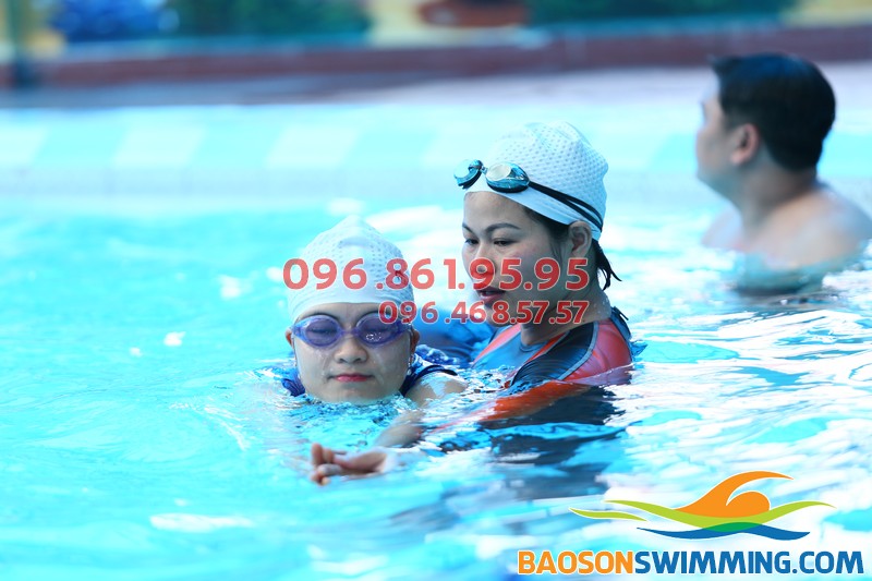 Học bơi bể nước nóng Bảo Sơn: Xếp lịch học nhanh, chi phí rẻ