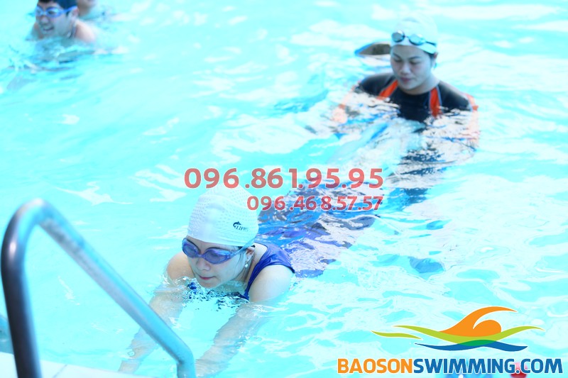 Lớp học bơi cơ bản cho học viên nữ 2017 bể Bảo Sơn