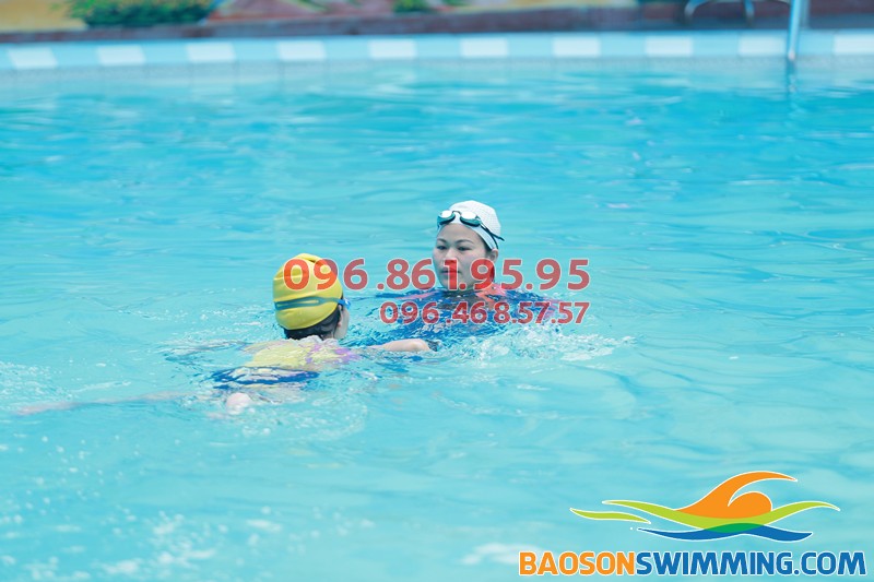 Trung tâm dạy học bơi bể bơi khách sạn Bảo Sơn giá rẻ mùa đông 2017