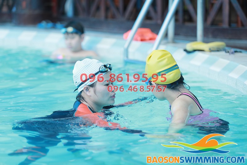 HLV Bảo Sơn hướng dẫn các bé học bơi
