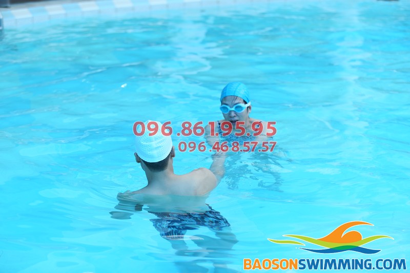 Bé thích thú học bơi tại bể nước nóng Bảo Sơn