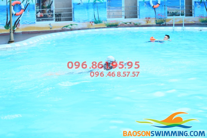 Bể bơi nước nóng Bảo Sơn là địa điểm học bơi mùa đông cực hấp dẫn