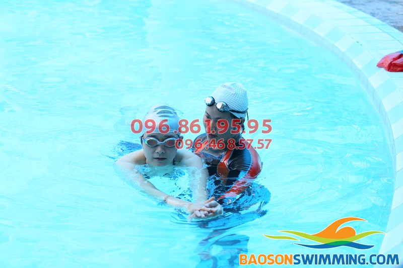 HLV Bảo Sơn Swimming hướng dẫn học viên học bơi