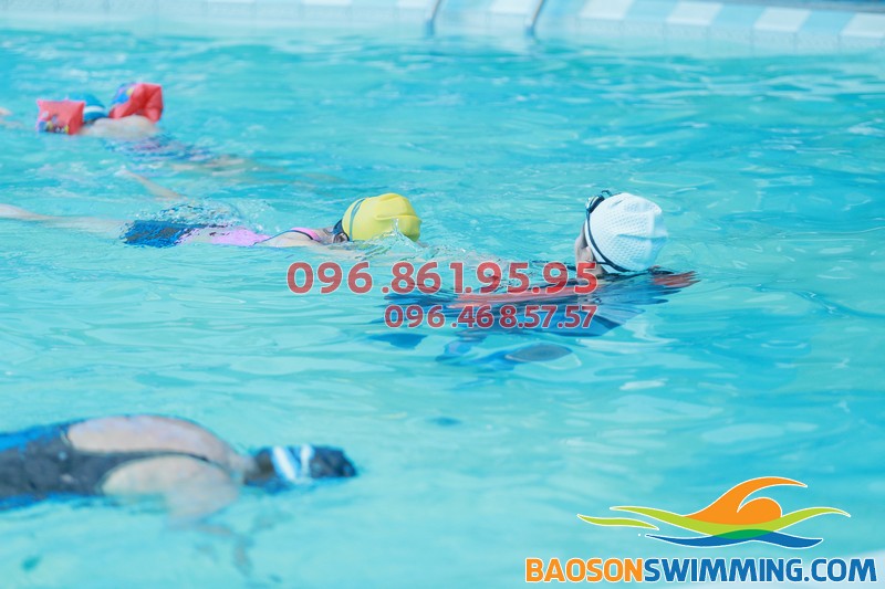 Học bơi bể nước nóng Bảo Sơn 2017 chất lượng với hình thức dạy kèm riêng