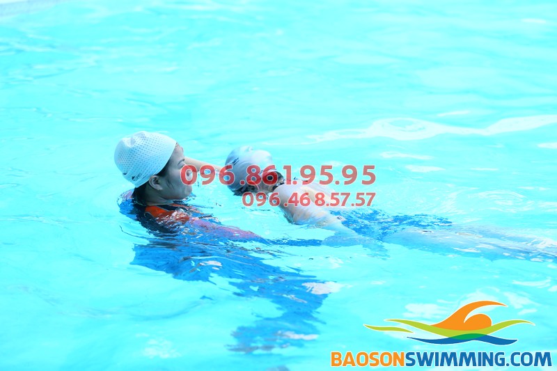 HLV Bảo Sơn Swimming dùng phương pháp dạy bơi chuyên biệt hướng dẫn học viên