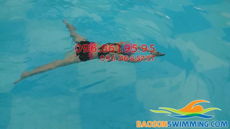 Học viên Hà Nội Swimming bơi ếch