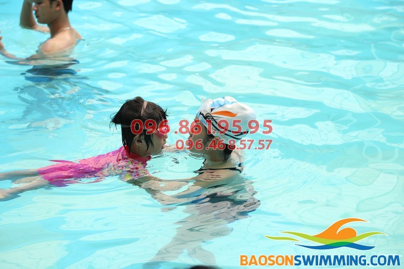 HLV Hà Nội Swimming hướng dẫn học viên trẻ em