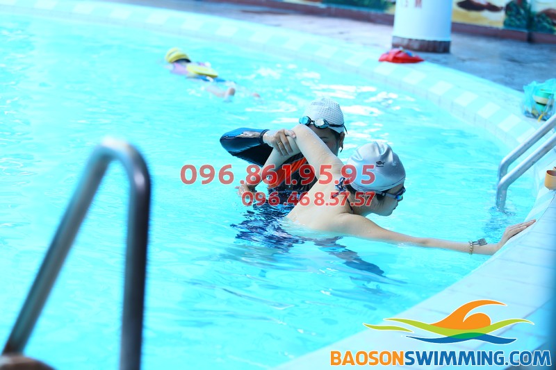 giáo viên của Hà Nội Swimming hướng dẫn học viên thực hiện các động tác của kỹ thuật bơi sải
