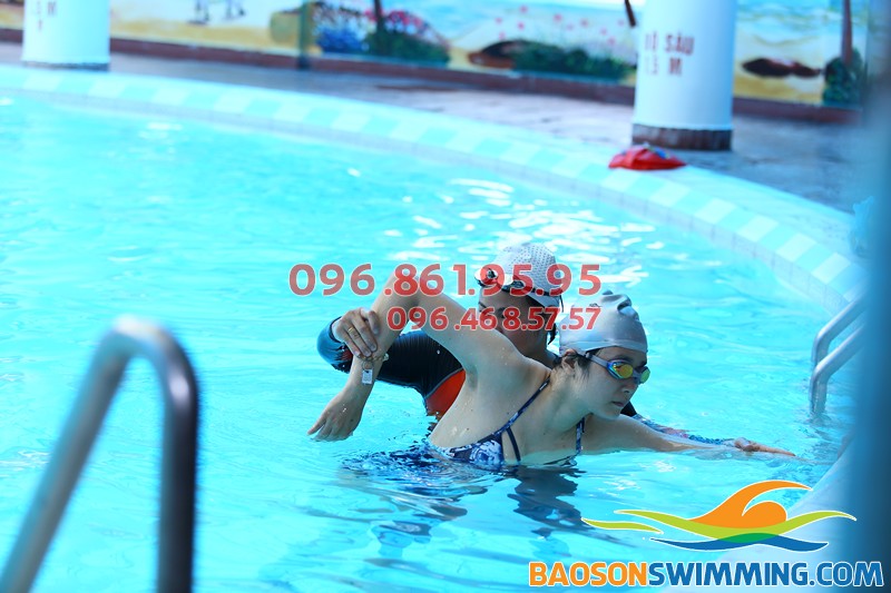 Lớp học bơi cho người lớn ở bể bơi bốn mùa khách sạn Bảo Sơn thu hút học viên nhờ chất lượng, HLV chuyên nghiệp