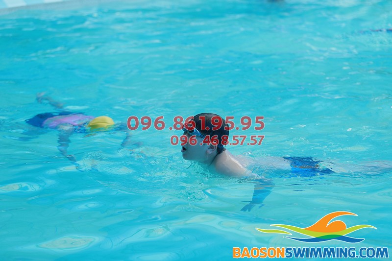 Cho trẻ tham gia các lớp học bơi là cách tốt nhất để khuyến khích sự vận động ở trẻ