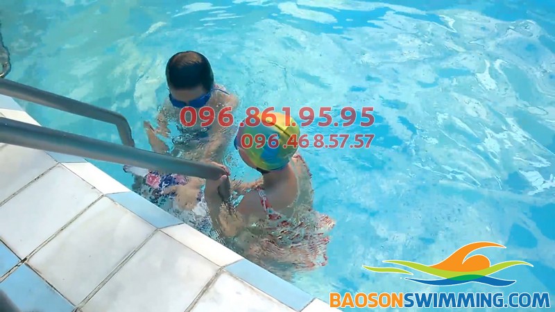 Bé 4 tuổi học bơi ở Bảo Sơn, bé được học bơi với hình thức kèm riêng chất lượng