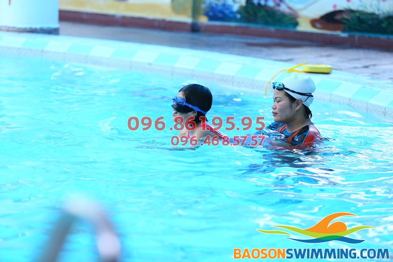 Lớp học bơi cho trẻ em ở bể bơi Bảo Sơn cho bé gái có HLV nữ kèm riêng