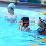 Lớp học bơi cho trẻ em ở bể bơi Bảo Sơn cho bé gái có HLV nữ kèm riêng