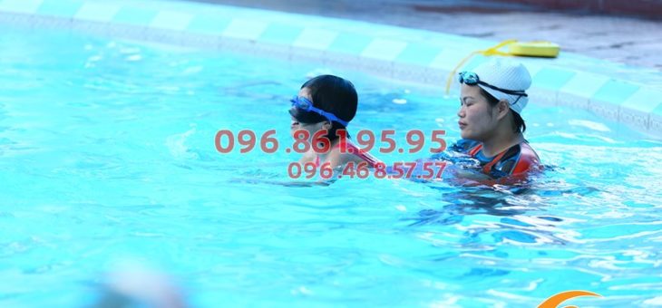 Lớp học bơi khách sạn Bảo Sơn cho bé gái có HLV nữ kèm riêng