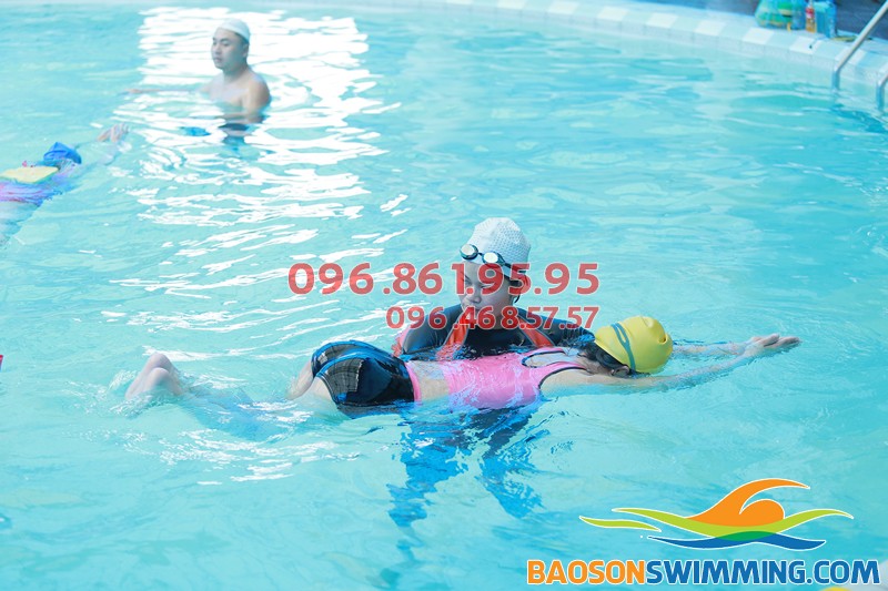 Hình ảnh thực tế giờ học bơi cơ bản lớp học bơi dành cho người lớn hè 2018