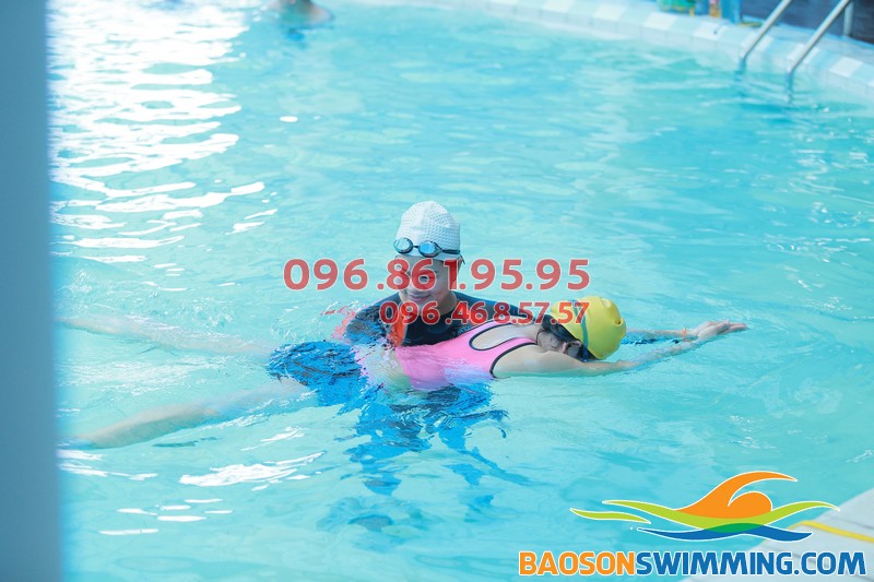 Lớp học bơi cùng giáo viên nữ chất lượng tại Bảo Sơn